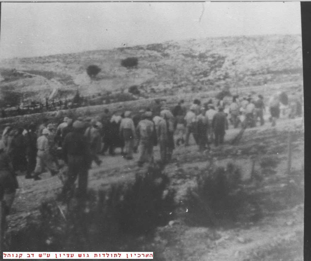 הליכה מבית העלמין ממרכז הקיבוץ