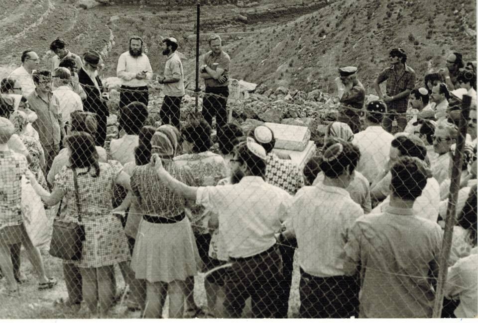 לוויה של חייל צהל ברוך דסברג הקבר הראשון בבית העלמין (2)